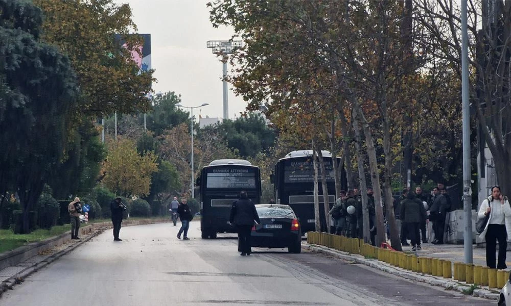 Θεσσαλονίκη: Επίθεση κουκουλοφόρων σε διμοιρία των ΜΑΤ (Εικόνες)